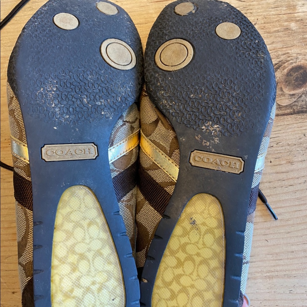 Ladies coach sneaker, size9.